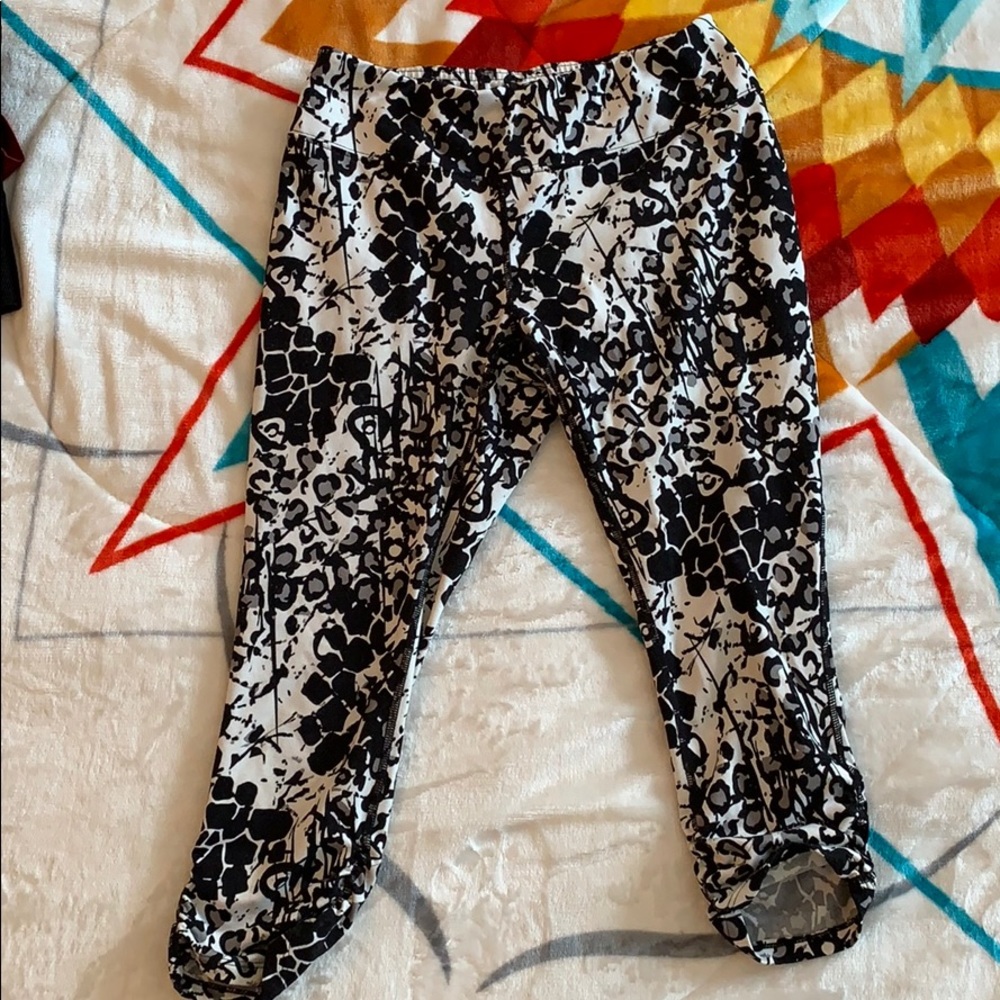 Black and white crop leggings!